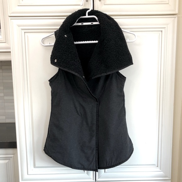 Ivivva by Lululemon girl’s reversible fuzzy vest - Picture 4 of 15